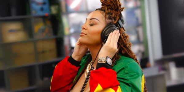 Aleighcia Scott shines on a dub-kissed Welsh classic ‘Ar Hyd y Nos’. Reggae Tastemaker